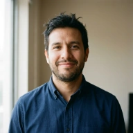 Retrato generado de Andrés, agente de IA de Orbit
