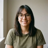 Retrato generado de Camila, agente de IA de Orbit