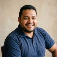 Retrato generado de Alejandro, agente de IA de Orbit