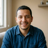 Retrato generado de Nicolás, agente de IA de Orbit